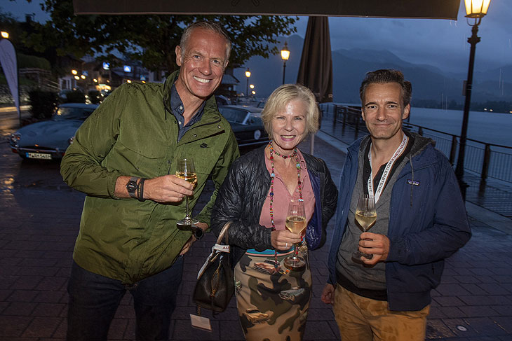 v.l. Henrik Gockel von Prime Time fitness, PD-Lady Annette Zierer, die den Event mit organisierte und Florian Nettesheim, Geschäftsführer "Automobile Meilensteine München" am Ziel Clubhaus Bachmaier Weissach am Tegernsee (©Foto. Hannes Magerstödt)